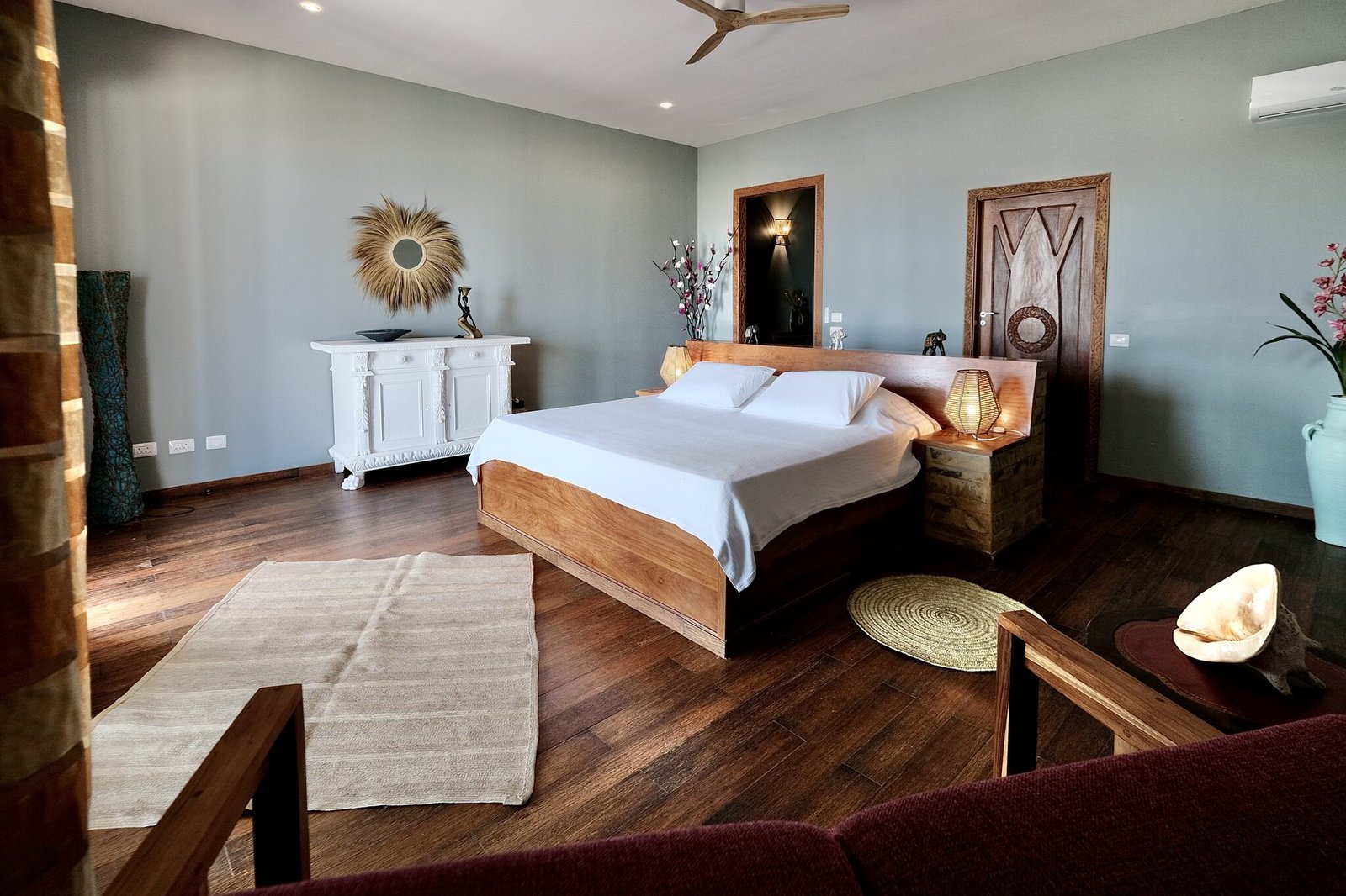 Beach Villa Sea View with king bed and direct beach access
