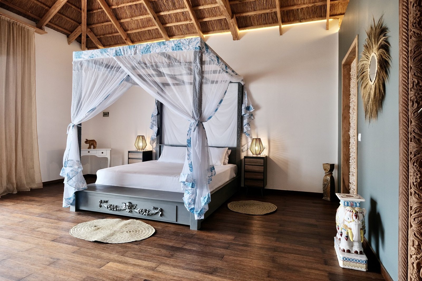 Honeymoon villa bedroom with four-poster bed at Maharaja Boutique Hotel