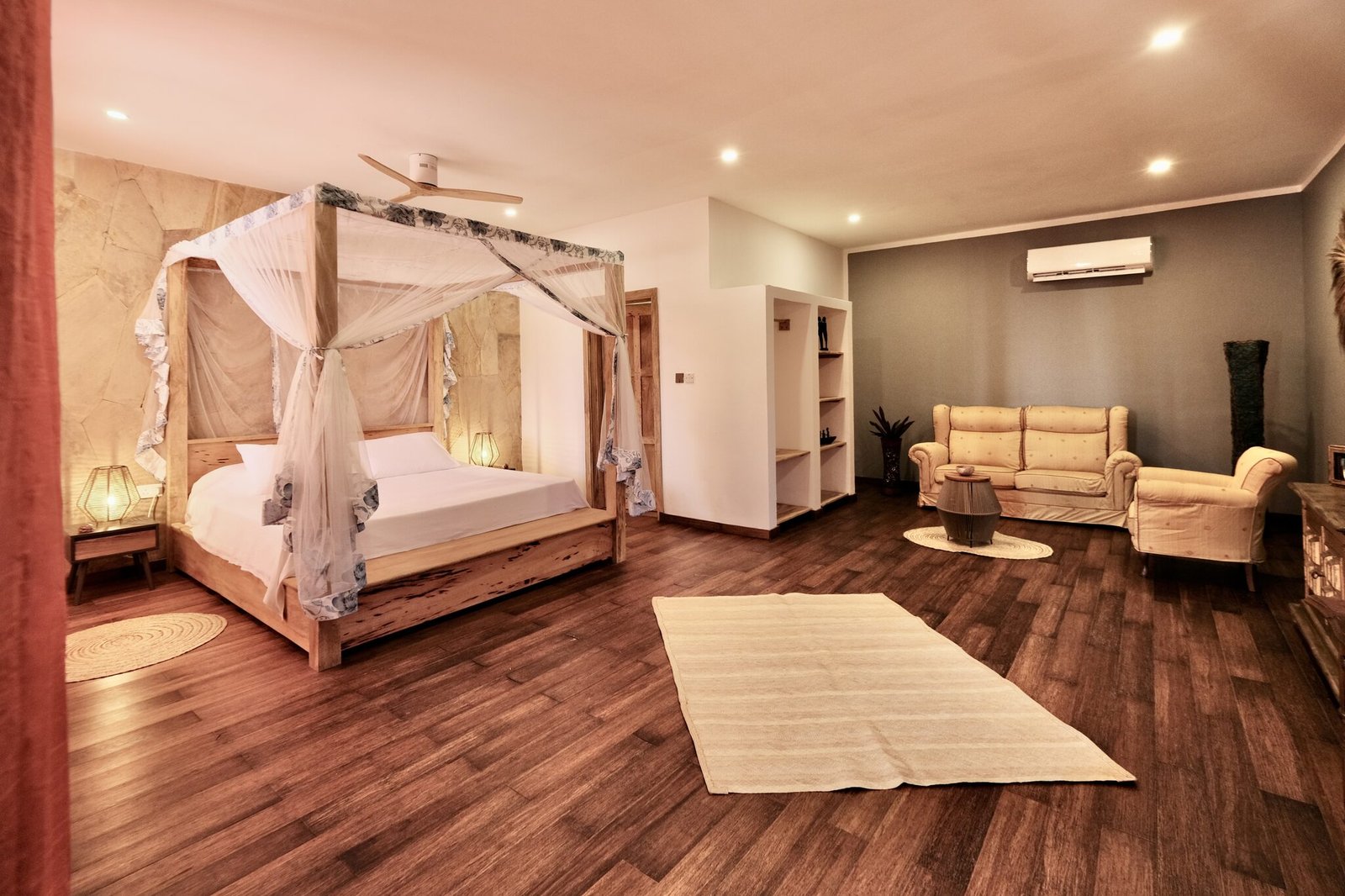 Villa Deluxe with four-poster bed and private living area