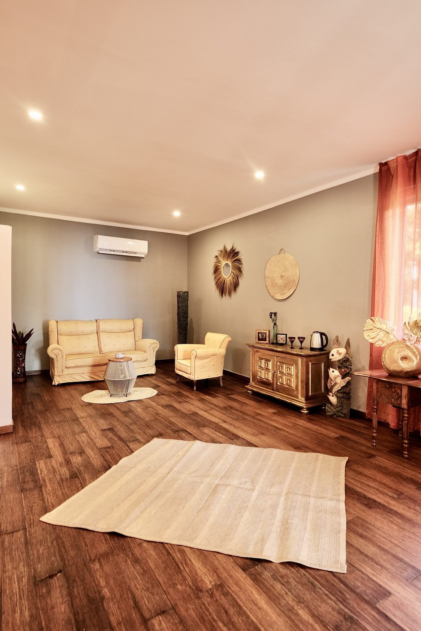 Villa Deluxe living area with sofa and lounge seating