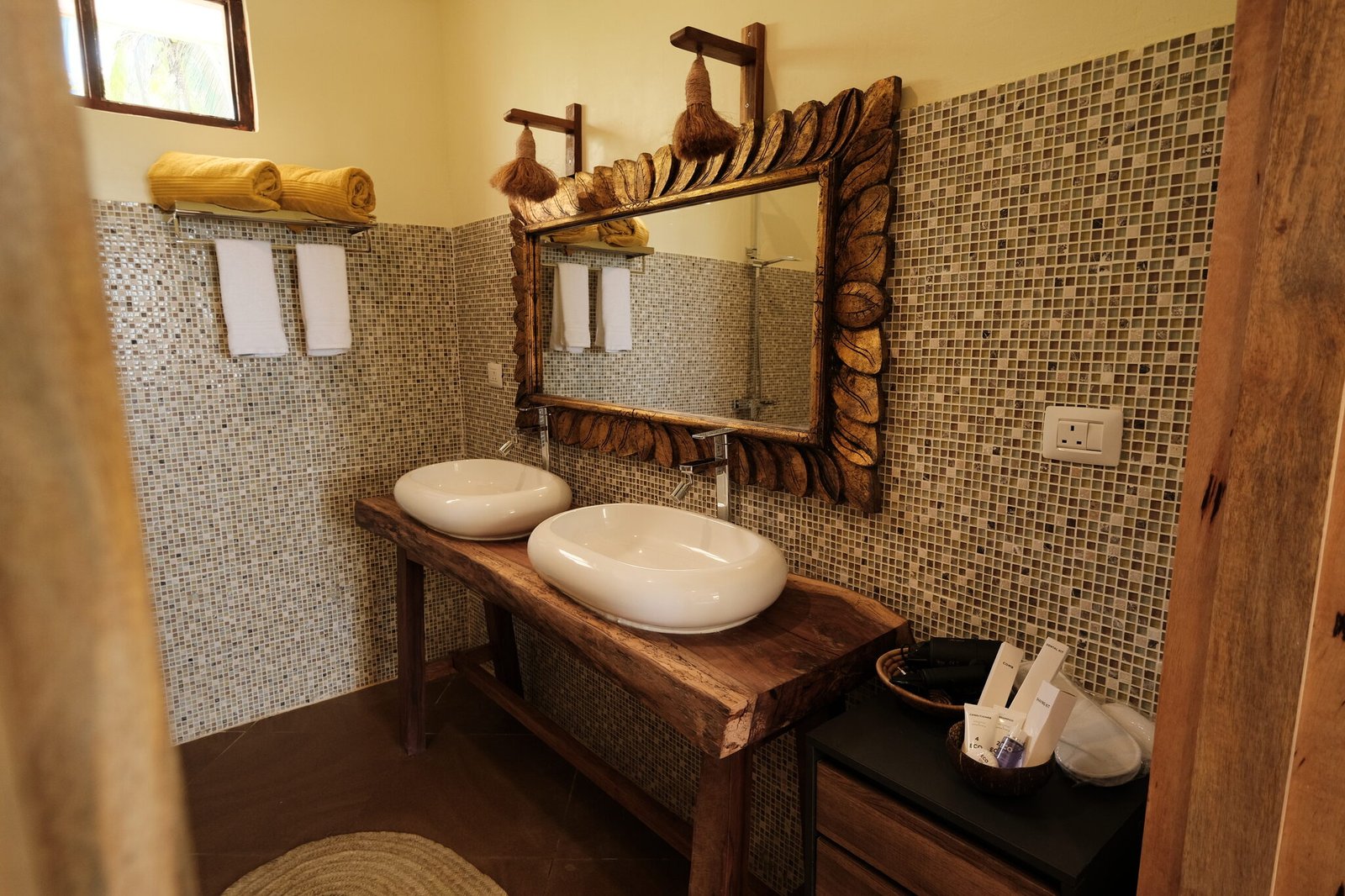 Villa Deluxe bathroom with mosaic tiles and carved mirror